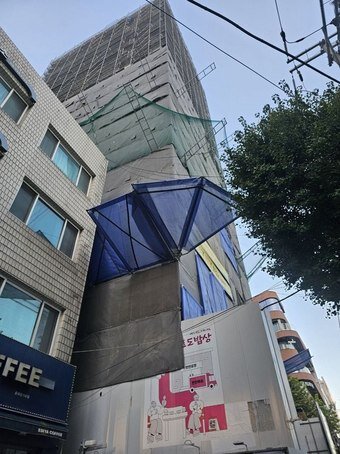 본문 이미지 - 주진우 국민의힘 의원이 영화 '암살자(들)' 제작사 하이브미디어코프가 신축 중이라며 공개한 홍대 인근 건물 공사 현장. (주진우 의원실 제공)