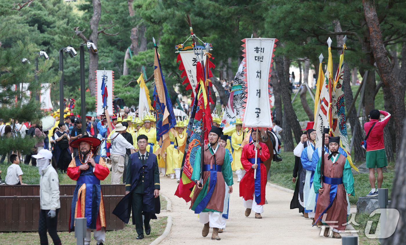 (수원=뉴스1) 김영운 기자 = '2026 정조대왕 능행차 공동재현' 행사가 열린 4일 경기 수원시 장안구 노송지대에서 능행차 행렬이 화성행궁으로 향하고 있다. 2026.10.4/ …