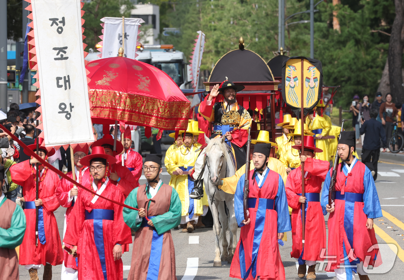 (수원=뉴스1) 김영운 기자 = '2026 정조대왕 능행차 공동재현' 행사가 열린 4일 경기 수원시 장안구 노송지대에서 능행차 행렬이 화성행궁으로 향하고 있다. 2026.10.4/ …