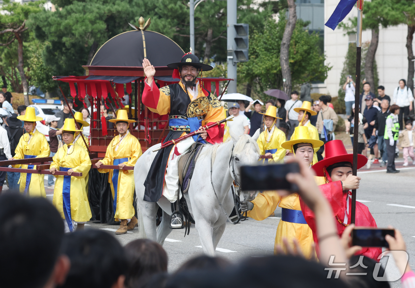 (수원=뉴스1) 김영운 기자 = '2026 정조대왕 능행차 공동재현' 행사가 열린 4일 경기 수원시 장안구 노송지대에서 능행차 행렬이 화성행궁으로 향하고 있다. 2026.10.4/ …