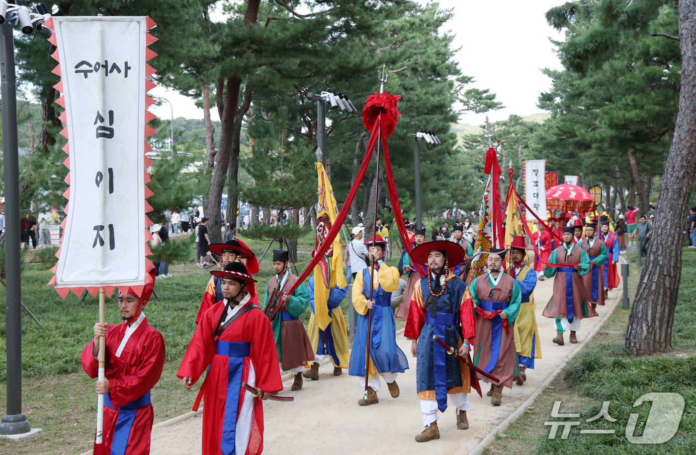 (수원=뉴스1) 김영운 기자 = '2026 정조대왕 능행차 공동재현' 행사가 열린 4일 경기 수원시 장안구 노송지대에서 능행차 행렬이 화성행궁으로 향하고 있다. 2026.10.4/ …