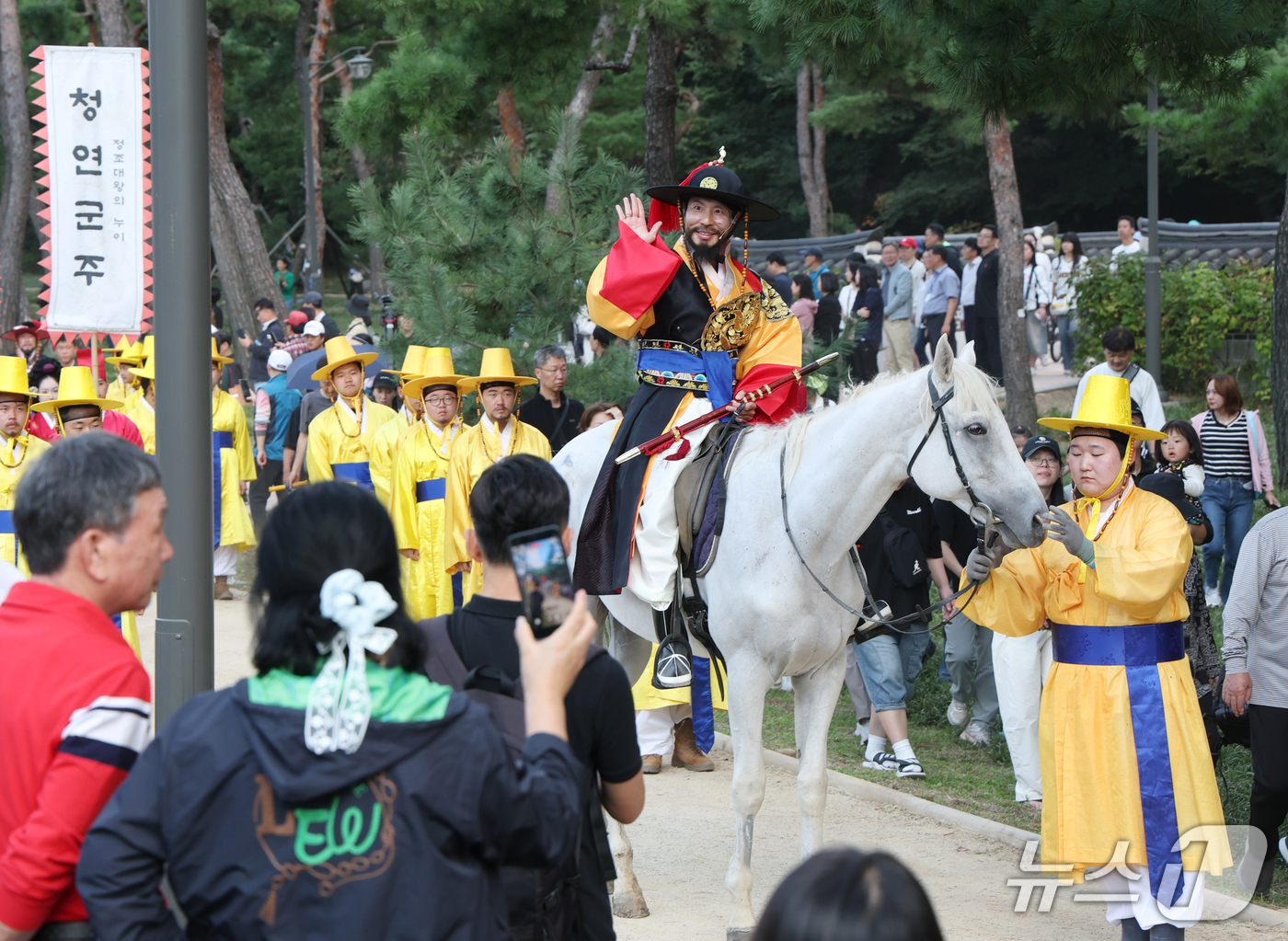 (수원=뉴스1) 김영운 기자 = '2026 정조대왕 능행차 공동재현' 행사가 열린 4일 경기 수원시 장안구 노송지대에서 능행차 행렬이 화성행궁으로 향하고 있다. 2026.10.4/ …