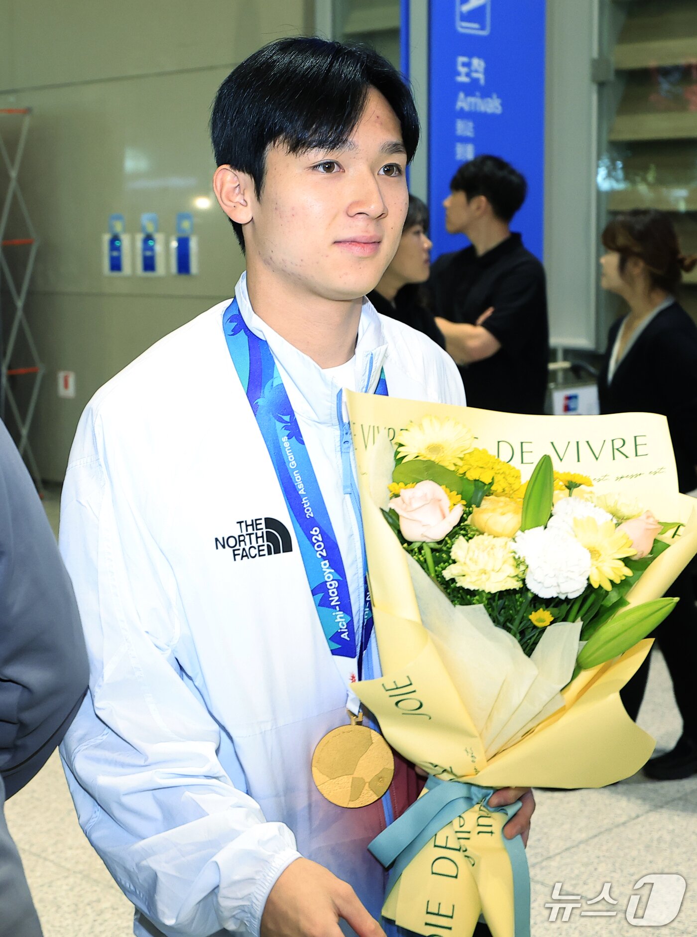본문 이미지 - 2026 아이치-나고야 아시안게임 남자축구 4연패를 만든 이민성호의 양민혁이 4일 오후 인천국제공항을 통해 귀국, 대한축구협회에서 준비한 꽃다발을 들고 조용히 이동하고 있다. 2026.10.4 ⓒ 뉴스1 박정호 기자