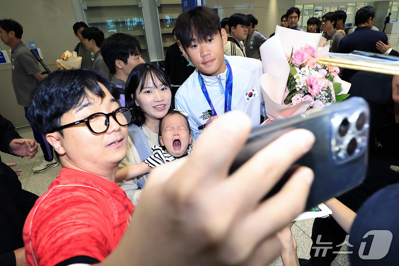 (인천공항=뉴스1) 박정호 기자 = 2026 아이치-나고야 아시안게임 남자축구 4연패를 만든 이민성호의  김승수가 4일 오후 인천국제공항을 통해 귀국해 팬 가족과 기념사진을 찍고 …