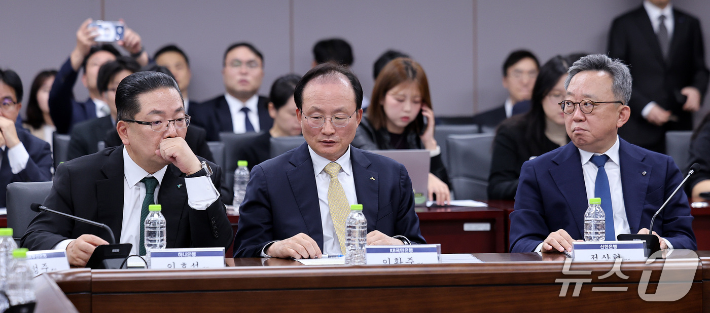 (서울=뉴스1) 박지혜 기자 = 이호성 하나은행장(왼쪽부터), 이환주 KB국민은행장, 정상혁 신한은행장이 4일 오후 서울 종로구 정부서울청사에서 열린 금융권 침해사고 관련 긴급 점 …