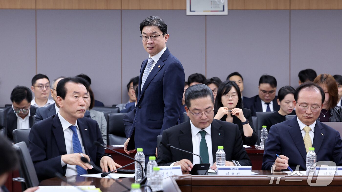 본문 이미지 - 이억원 금융위원장이 4일 오후 서울 종로구 정부서울청사에서 열린 금융권 침해사고 관련 긴급 점검회의에 입장하고 있다. 2026.10.4 ⓒ 뉴스1 박지혜 기자