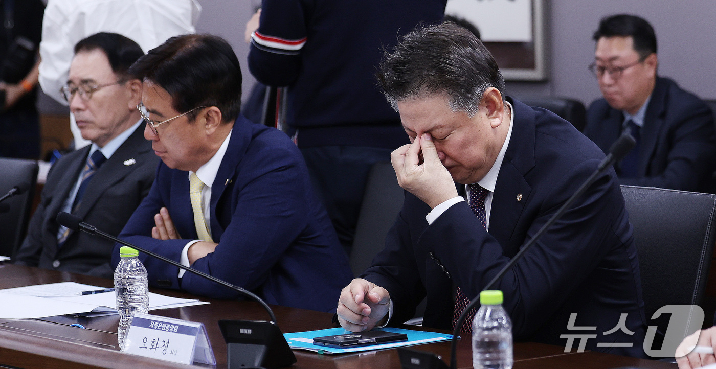 (서울=뉴스1) 박지혜 기자 = 4일 오후 서울 종로구 정부서울청사에서 열린 금융권 침해사고 관련 긴급 점검회의에서 오화경 저축은행중앙회장을 비롯한 참석자들이 생각에 잠겨 있다. …