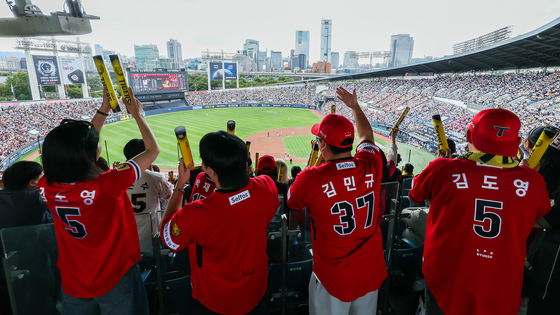 KBO 2년 연속 1200만 관중... 역대 최다관중도 14만 남았다