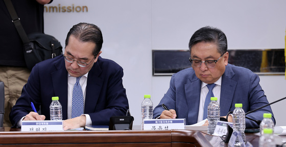 금융위원장 발언 경청하는 금융사 대표들