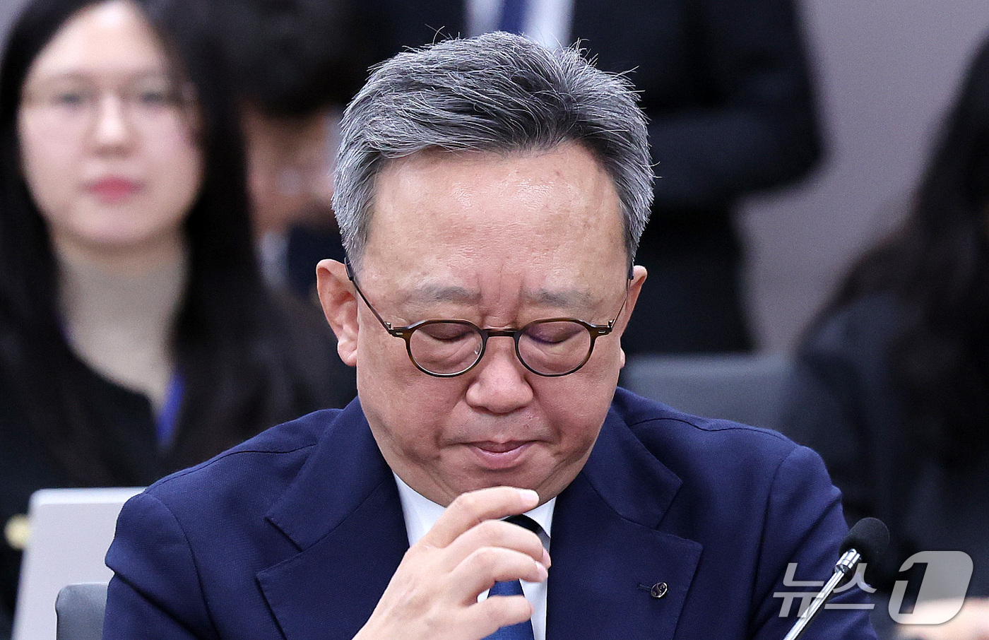 (서울=뉴스1) 박지혜 기자 = 정상혁 신한은행장이 4일 오후 서울 종로구 정부서울청사에서 열린 금융권 침해사고 관련 긴급 점검회의에 참석해 생각에 잠겨 있다. 2026.10.4/ …