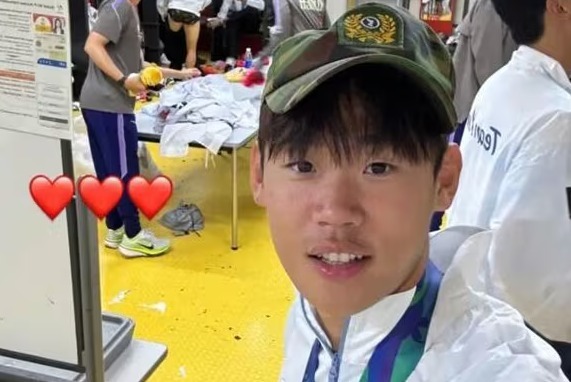 주장 "군대 갈 뻔" 막내 '전역모 인증샷'…축구 4연패 뒤 세리머니 자책골[AG]