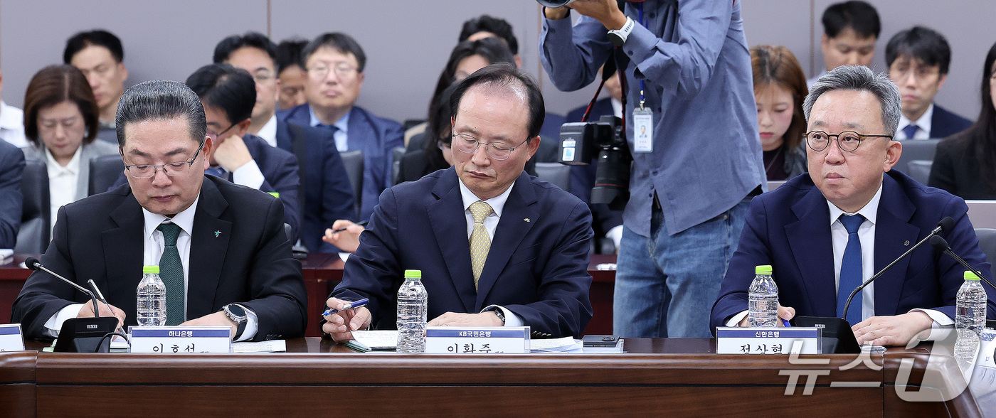 (서울=뉴스1) 박지혜 기자 = 이호성 하나은행장(왼쪽부터), 이환주 KB국민은행장, 정상혁 신한은행장이 4일 오후 서울 종로구 정부서울청사에서 열린 금융권 침해사고 관련 긴급 점 …