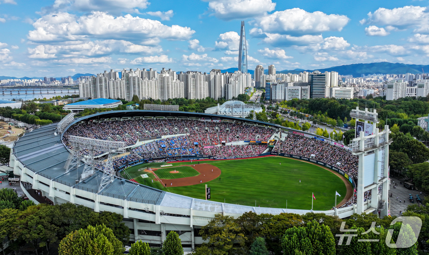 (서울=뉴스1) 김진환 기자 = 4일 오후 서울 송파구 잠실야구장에서 열린 프로야구 '2026 신한은행 SOL KBO리그' KIA 타이거즈와 LG 트윈스의 경기, 경기장을 찾은 야 …