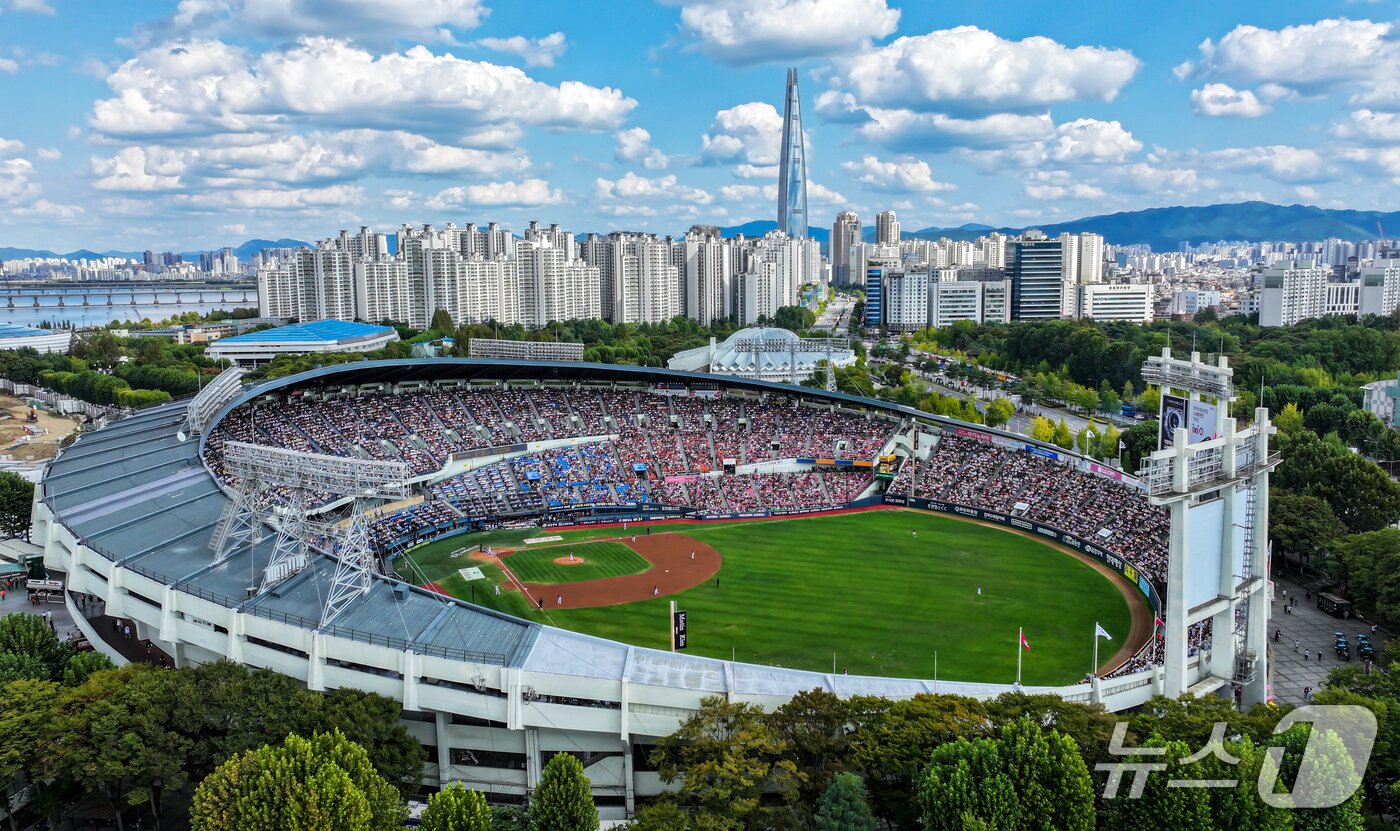 본문 이미지 - 4일 오후 서울 송파구 잠실야구장에서 열린 프로야구 '2026 신한은행 SOL KBO리그' KIA 타이거즈와 LG 트윈스의 경기, 경기장을 찾은 야구팬들이 열정적인 응원을 펼치고 있다. 2026.10.4 ⓒ 뉴스1 김진환 기자
