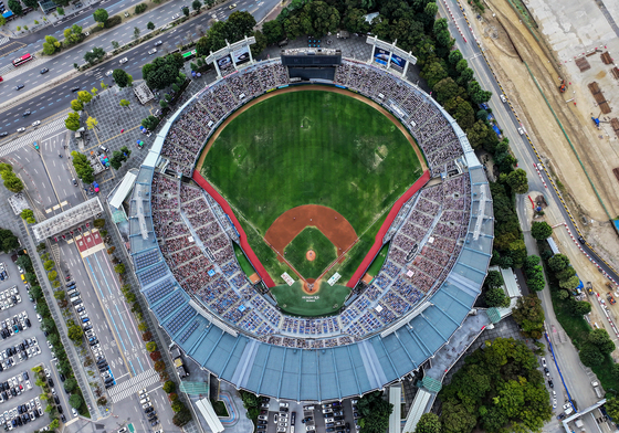 KBO 2년 연속 1200만 관중... 역대 최다관중도 14만 남았다