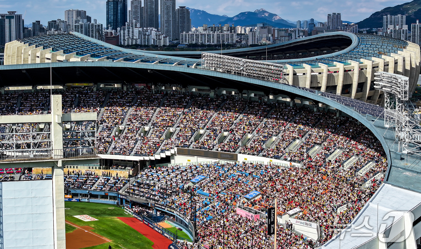 (서울=뉴스1) 김진환 기자 = 4일 서울 송파구 잠실종합운동장 내 잠실야구장과 올림픽주경기장.서울시는 2026년 12월 잠실야구장 철거 작업에 들어갈 예정이며 지난 1988년 서 …