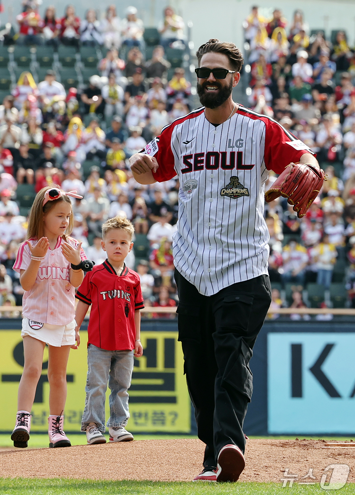 (서울=뉴스1) 김진환 기자 = 4일 오후 서울 송파구 잠실야구장에서 열린 프로야구 '2026 신한은행 SOL KBO리그' KIA 타이거즈와 LG 트윈스의 경기를 앞두고 전 LG …