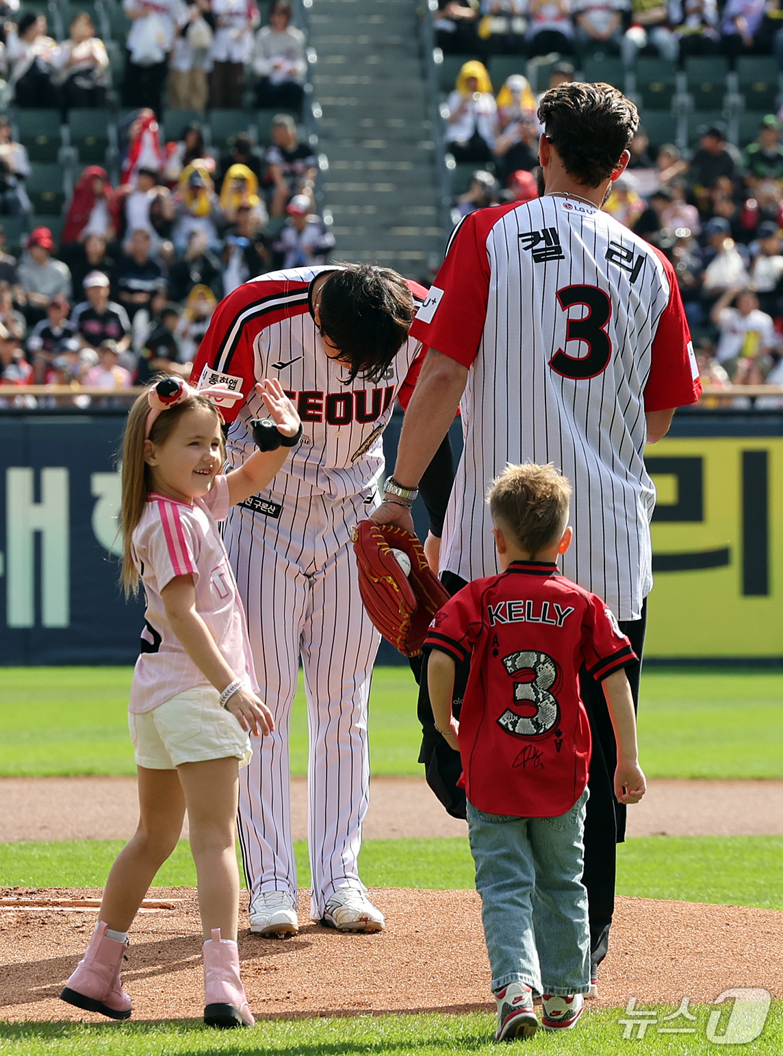 (서울=뉴스1) 김진환 기자 = 4일 오후 서울 송파구 잠실야구장에서 열린 프로야구 '2026 신한은행 SOL KBO리그' KIA 타이거즈와 LG 트윈스의 경기를 앞두고 LG 선발 …