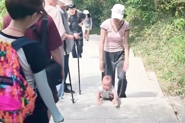 "9개월 아기가 기어서 산을 오른다"…中부모의 특별 육아법에 갑론을박