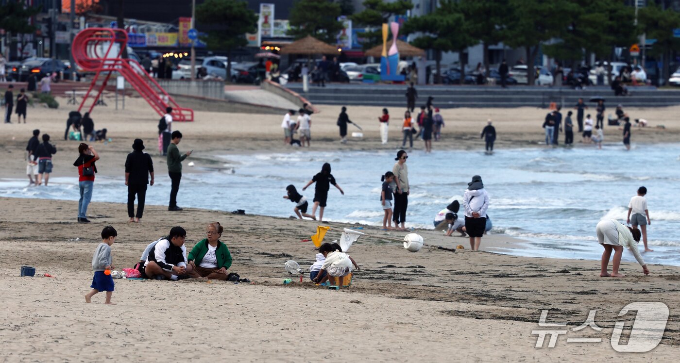본문 이미지 - 4일 오후 경북 포항시 북구 영일대해수욕장에 관광객들이 몰려 가을 바다를 즐겼다. 2026.10.4 ⓒ 뉴스1 최창호 기자