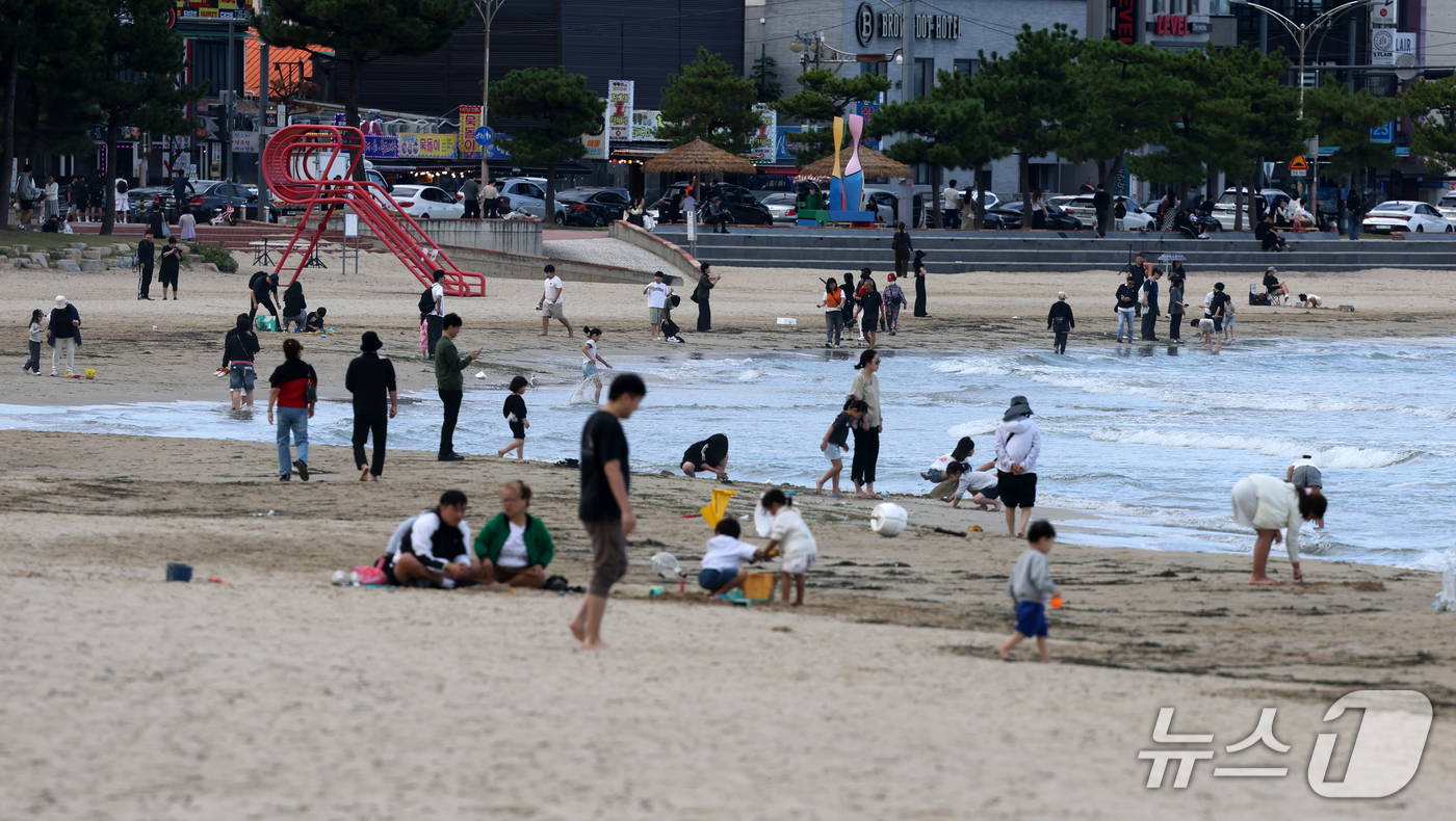 (포항=뉴스1) 최창호 기자 = 개천절 연휴 이틀째인 4일 오후 경북 포항시 북구 영일대해수욕장을 찾은 관광객들이 선선한 가을 바닷바람을 맞으며 휴일을 즐기고 있다. 2026.10 …