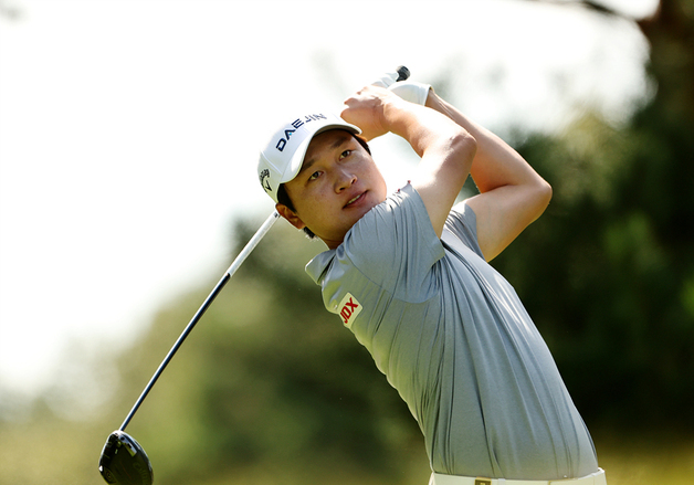'31세 루키' 왕정훈, KPGA 투어 첫 우승…최경주 인비테이셔널 정상