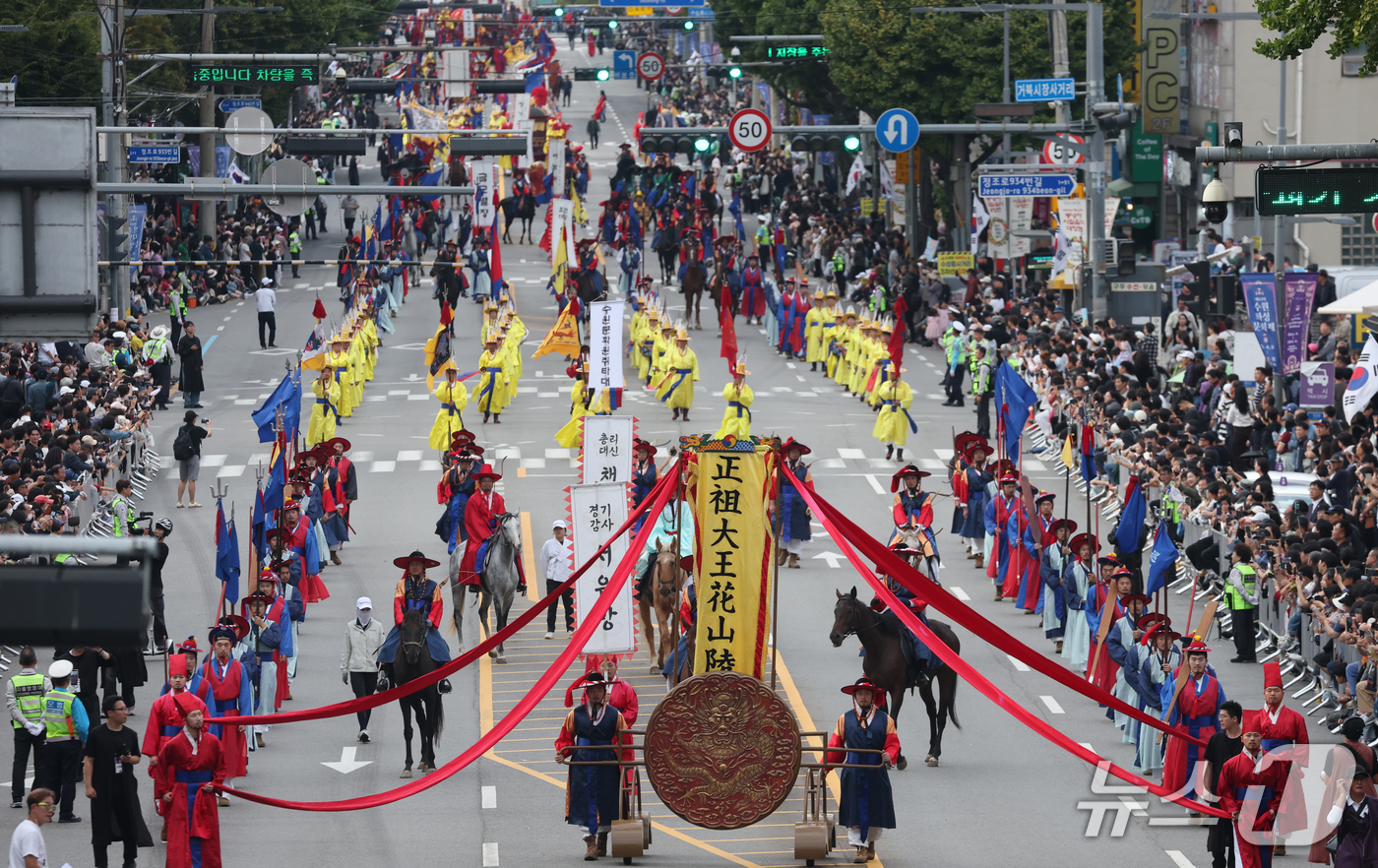 (수원=뉴스1) 김영운 기자 = '2026 정조대왕 능행차 공동재현' 행사가 열린 4일 경기 수원시 장안구 장안문에서 능행차 행렬이 화성행궁으로 향하고 있다. 2026.10.4/뉴 …