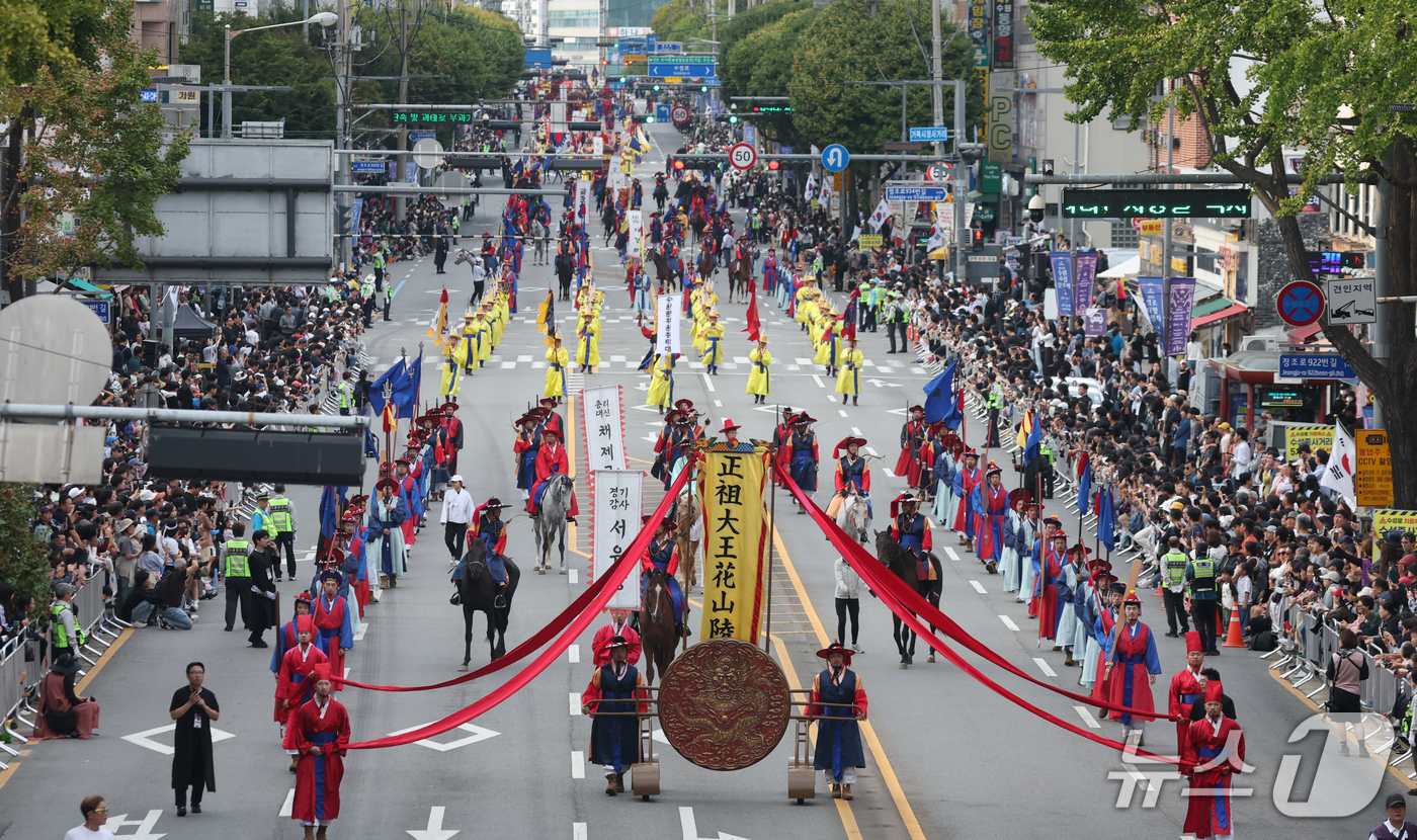 (수원=뉴스1) 김영운 기자 = '2026 정조대왕 능행차 공동재현' 행사가 열린 4일 경기 수원시 장안구 장안문에서 능행차 행렬이 화성행궁으로 향하고 있다. 2026.10.4/뉴 …