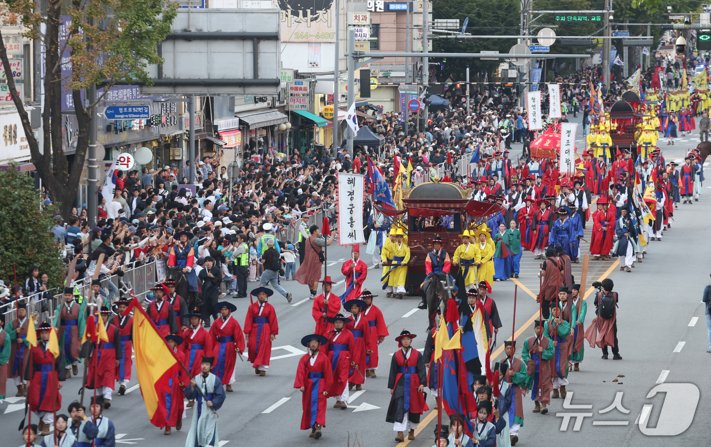 (수원=뉴스1) 김영운 기자 = '2026 정조대왕 능행차 공동재현' 행사가 열린 4일 경기 수원시 장안구 장안문에서 능행차 행렬이 화성행궁으로 향하고 있다. 2026.10.4/뉴 …