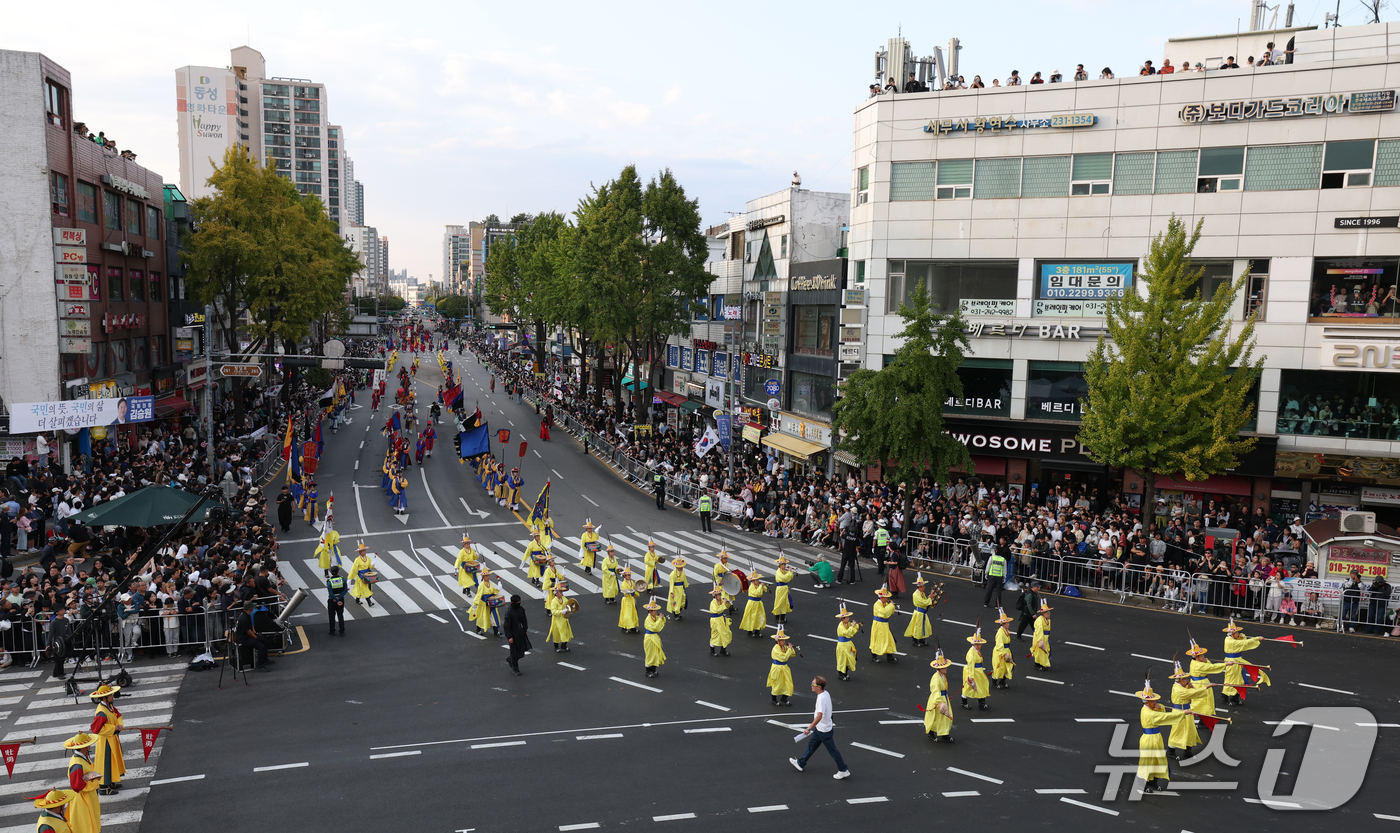 (수원=뉴스1) 김영운 기자 = '2026 정조대왕 능행차 공동재현' 행사가 열린 4일 경기 수원시 장안구 장안문에서 능행차 행렬이 화성행궁으로 향하고 있다. 2026.10.4/뉴 …