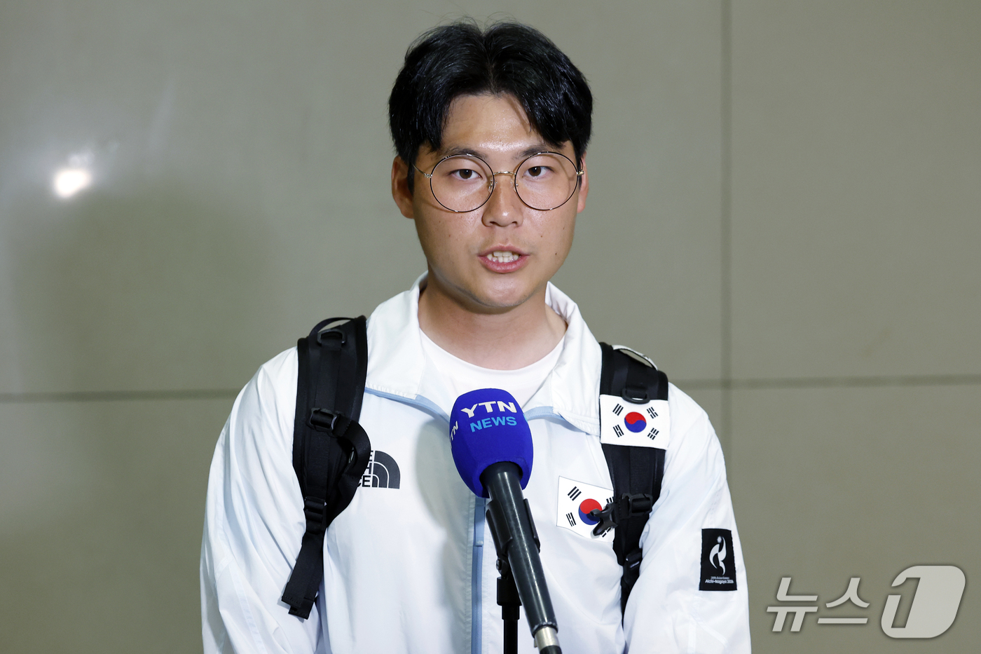 (인천공항=뉴스1) 박정호 기자 = 2026 아이치-나고야 아시안게임 양궁 리커브 남자 개인 금메달을 차지한 이우석이 4일 오후 인천국제공항을 통해 귀국해, 취재진과 인터뷰를 하고 …