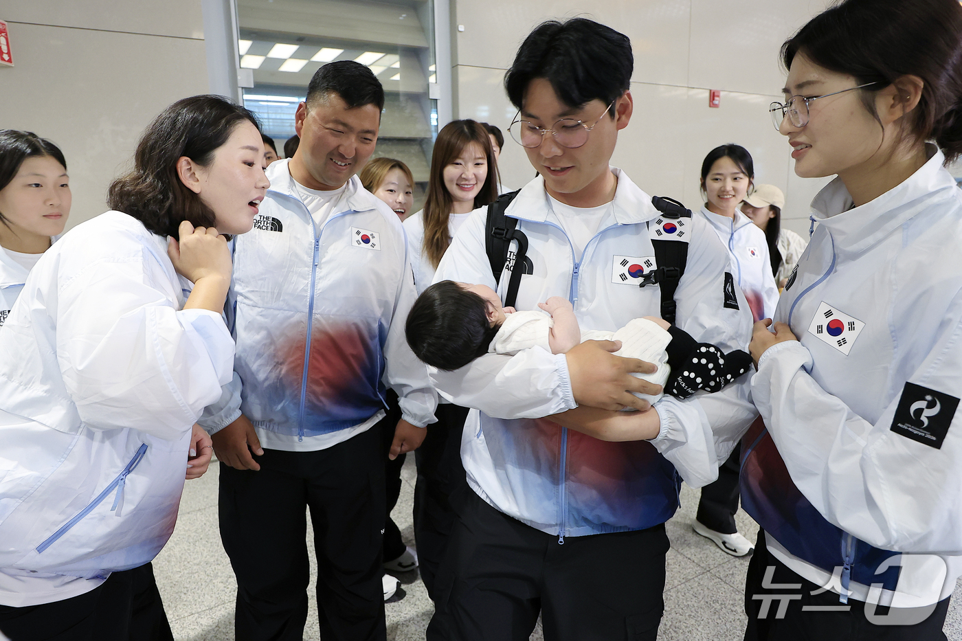 (인천공항=뉴스1) 박정호 기자 = 2026 아이치-나고야 아시안게임 양궁 리커브 남자 개인 금메달을 차지한 이우석이 4일 오후 인천국제공항을 통해 귀국해, 부인이 안겨준 아들을 …
