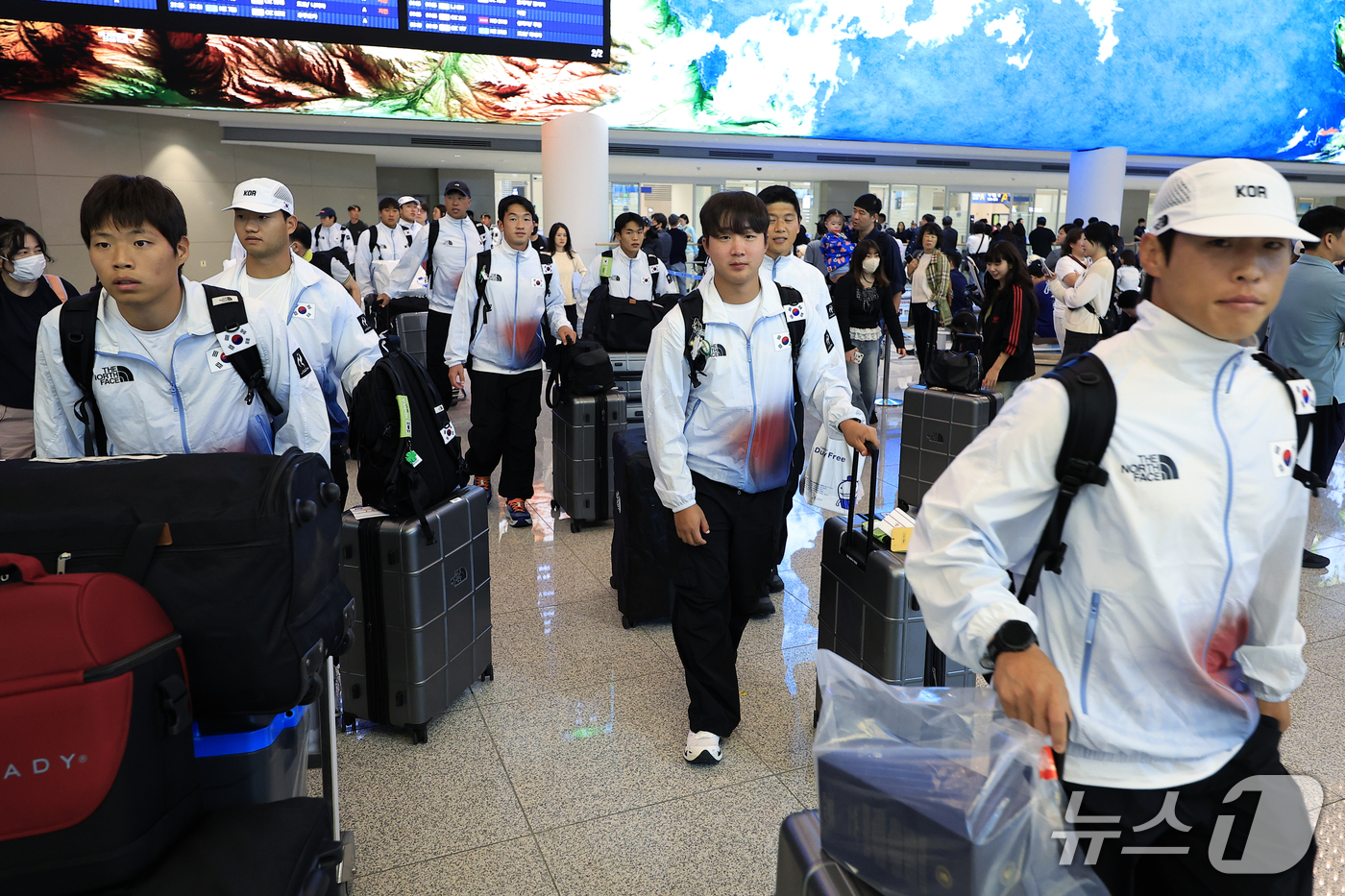 (인천공항=뉴스1) 박정호 기자 = 2026 아이치-나고야 아시안게임에 출전한 럭비대표팀이 4일 오후 인천국제공항을 통해 귀국하고 있다.  2026.10.4/뉴스1