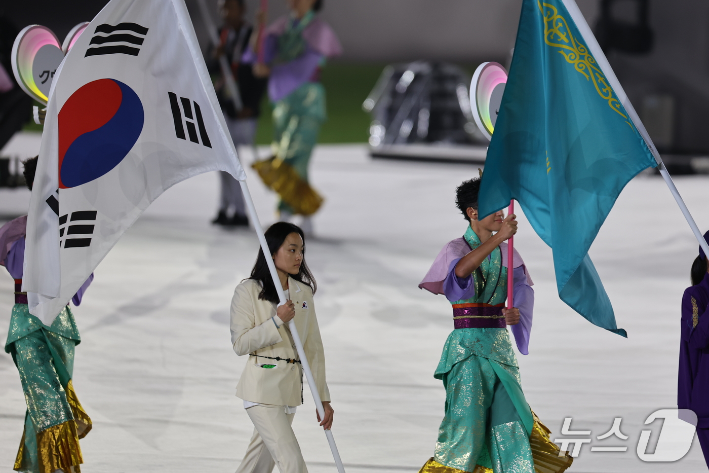 (나고야=뉴스1) 김도우 기자 = 대한민국 선수단 기수 스포츠클라이밍 서채현이 4일 오후 일본 나고야 팔로마 미즈호 스타디움에서 열린 2026 아이치·나고야 아시안게임 폐회식에 입 …