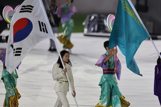 태극기 들고 입장하는 서채현