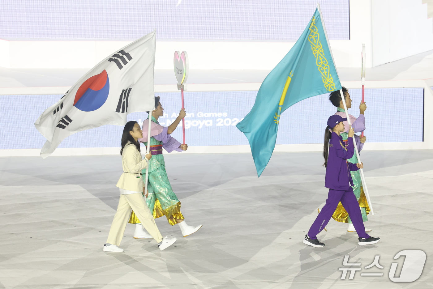 (나고야=뉴스1) 김민지 기자 = 대한민국 선수단 기수 스포츠클라이밍 서채현이 4일 오후 일본 나고야 팔로마 미즈호 스타디움에서 열린 2026 아이치·나고야 아시안게임 폐회식에 입 …