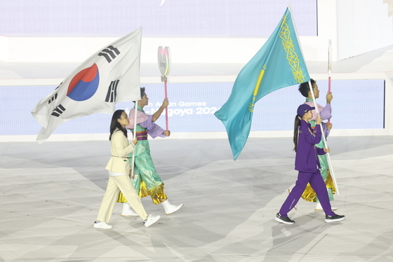 대한민국 선수단 대표로 입장하는 서채현