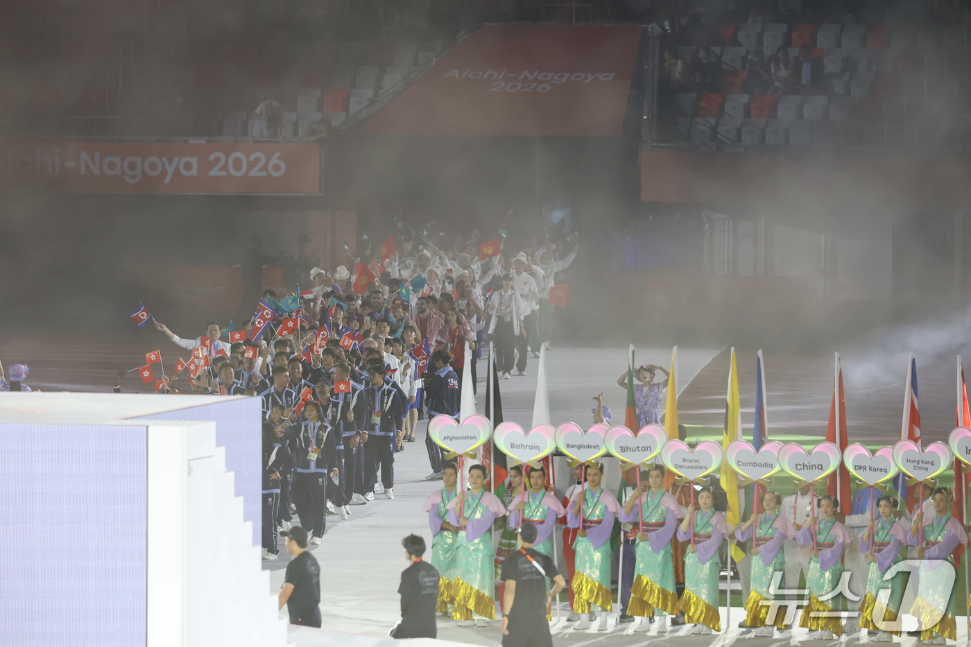 (나고야=뉴스1) 김민지 기자 = 북한을 비롯한 각국 선수단이 4일 오후 일본 나고야 팔로마 미즈호 스타디움에서 열린 2026 아이치·나고야 아시안게임 폐회식에 입장하고 있다. 2 …