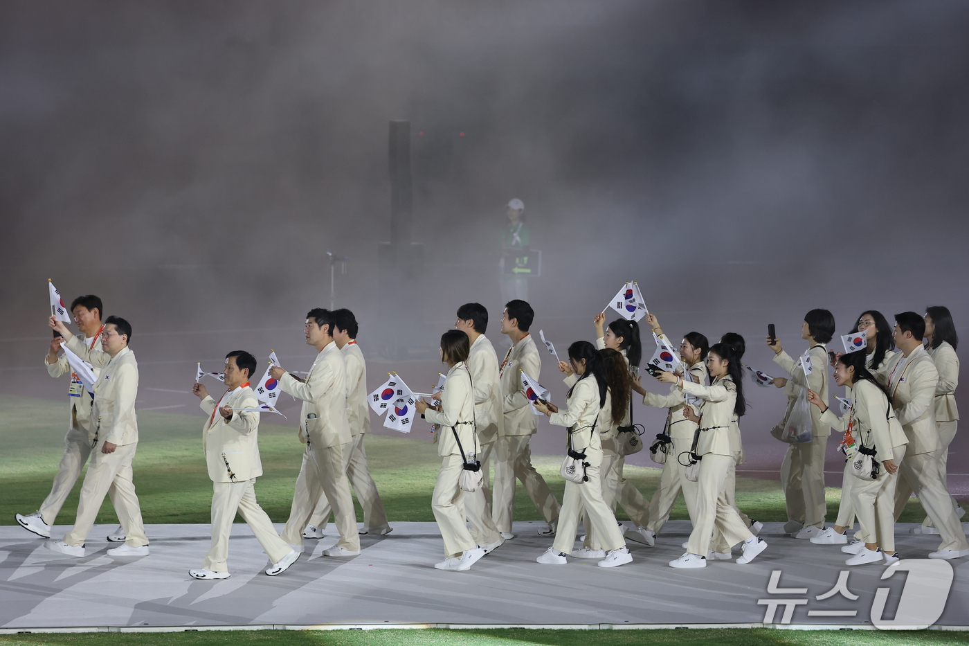 (나고야=뉴스1) 김도우 기자 = 대한민국 선수단이 4일 오후 일본 나고야 팔로마 미즈호 스타디움에서 열린 2026 아이치·나고야 아시안게임 폐회식에 입장하고 있다. 2026.10 …