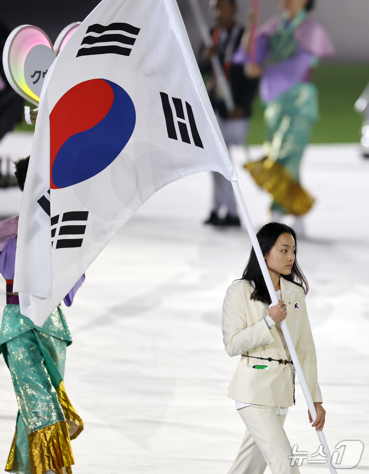 (나고야=뉴스1) 김도우 기자 = 대한민국 선수단 기수인 클라이밍 서채현이 4일 오후 일본 나고야 팔로마 미즈호 스타디움에서 열린 2026 아이치·나고야 아시안게임 폐회식에 입장하 …
