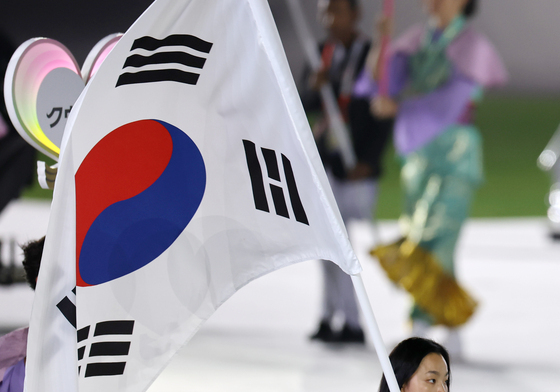 태극기 들고 입장하는 서채현