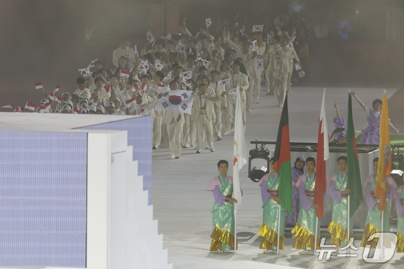(나고야=뉴스1) 김민지 기자 = 대한민국 선수단이 4일 오후 일본 나고야 팔로마 미즈호 스타디움에서 열린 2026 아이치·나고야 아시안게임 폐회식에 입장하고 있다. 2026.10 …