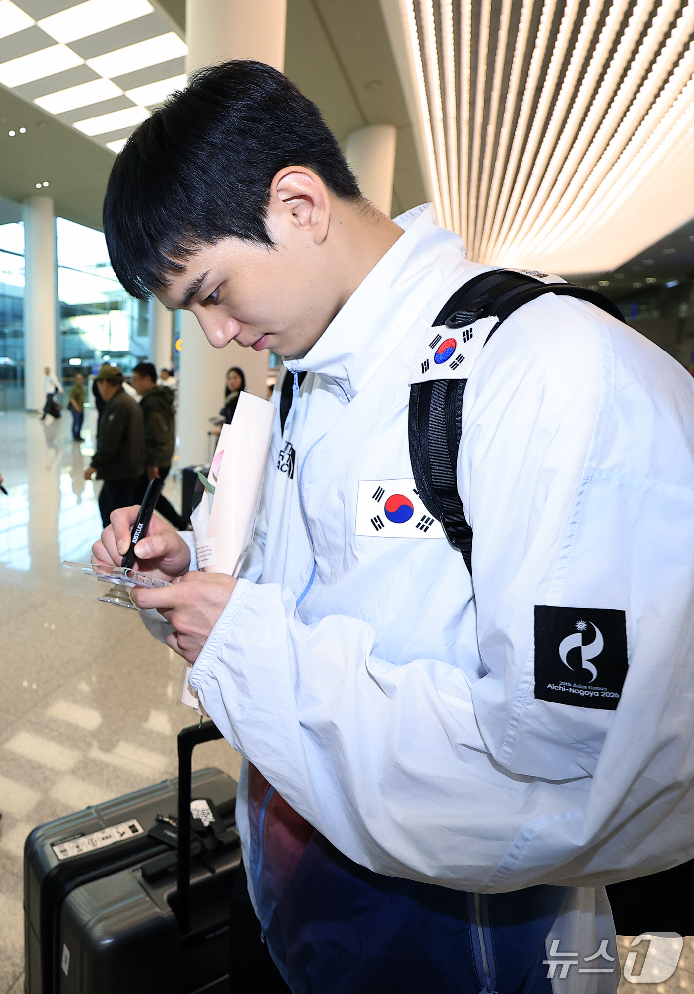 (인천공항=뉴스1) 박정호 기자 = 2026 아이치-나고야 아시안게임에 출전한 남자 배구대표팀 임성진이 4일 오후 인천국제공항을 통해 귀국해, 팬들의 요청에 사인을 해주고 있다. …