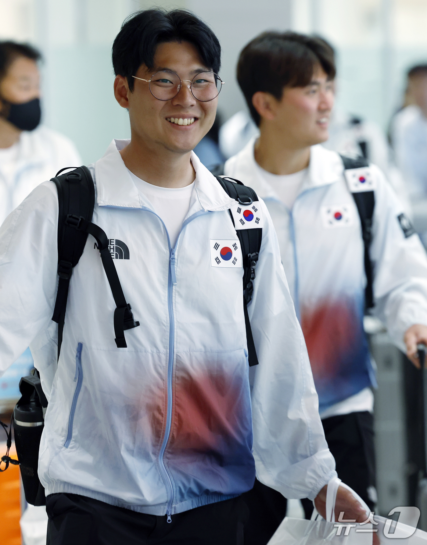 (인천공항=뉴스1) 박정호 기자 = 2026 아이치-나고야 아시안게임 양궁 리커브 남자 개인 금메달을 차지한 이우석이 4일 오후 인천국제공항을 통해 귀국해, 아들을 안고 있는 부인 …