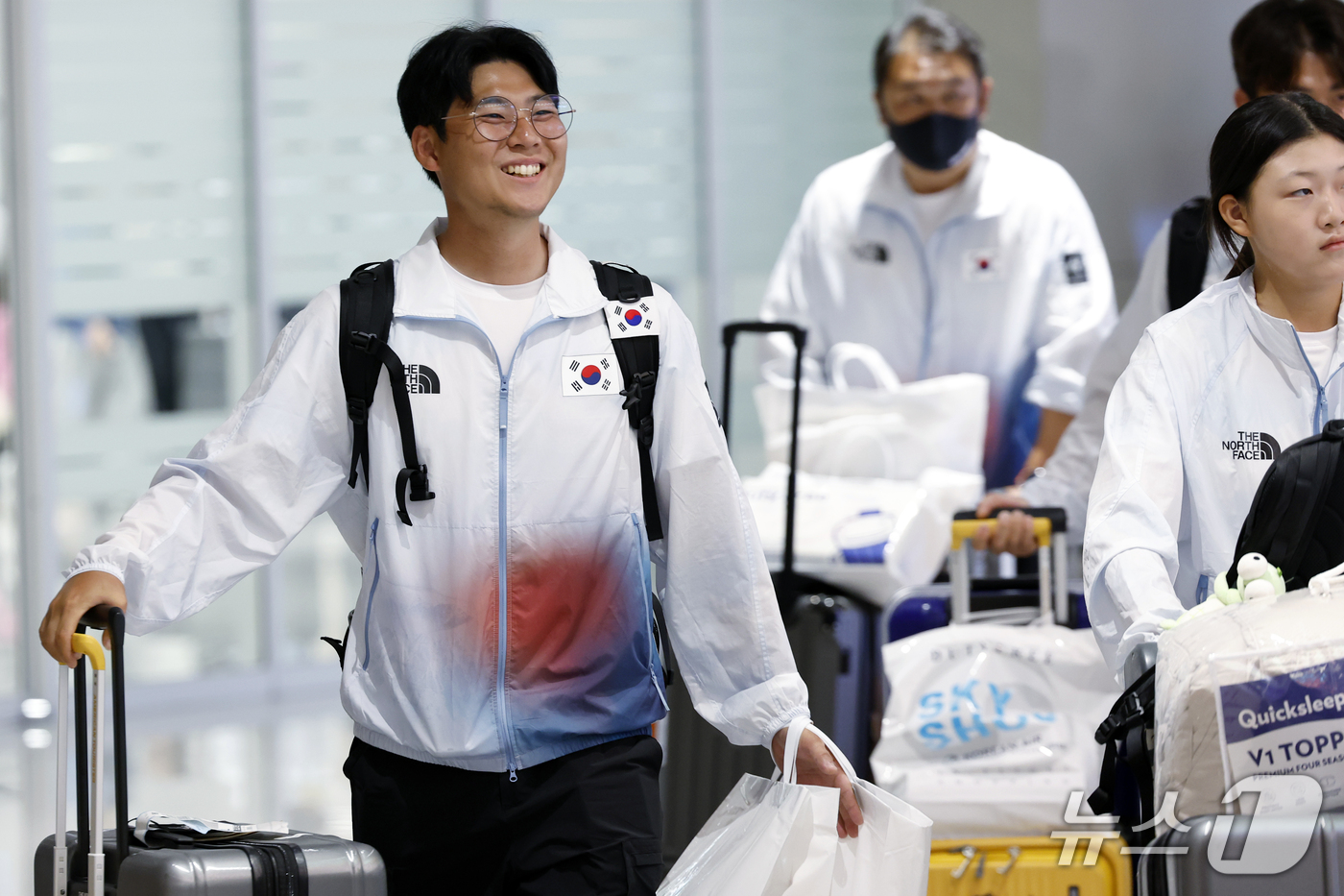 (인천공항=뉴스1) 박정호 기자 = 2026 아이치-나고야 아시안게임 양궁 리커브 남자 개인 금메달을 차지한 이우석이 4일 오후 인천국제공항을 통해 귀국해, 아들을 안고 있는 아내 …
