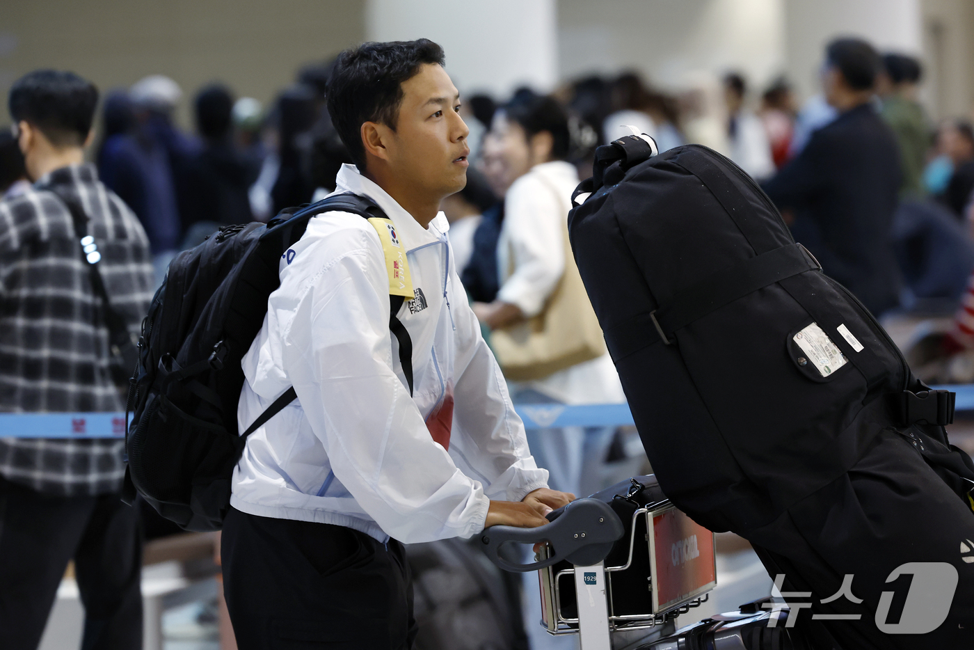 (인천공항=뉴스1) 박정호 기자 = 2026 아이치-나고야 아시안게임 골프 남자 단체 은메달을 차지한 골프대표팀 문도엽이 4일 오후 인천국제공항을 통해 귀국하고 있다.  2026. …