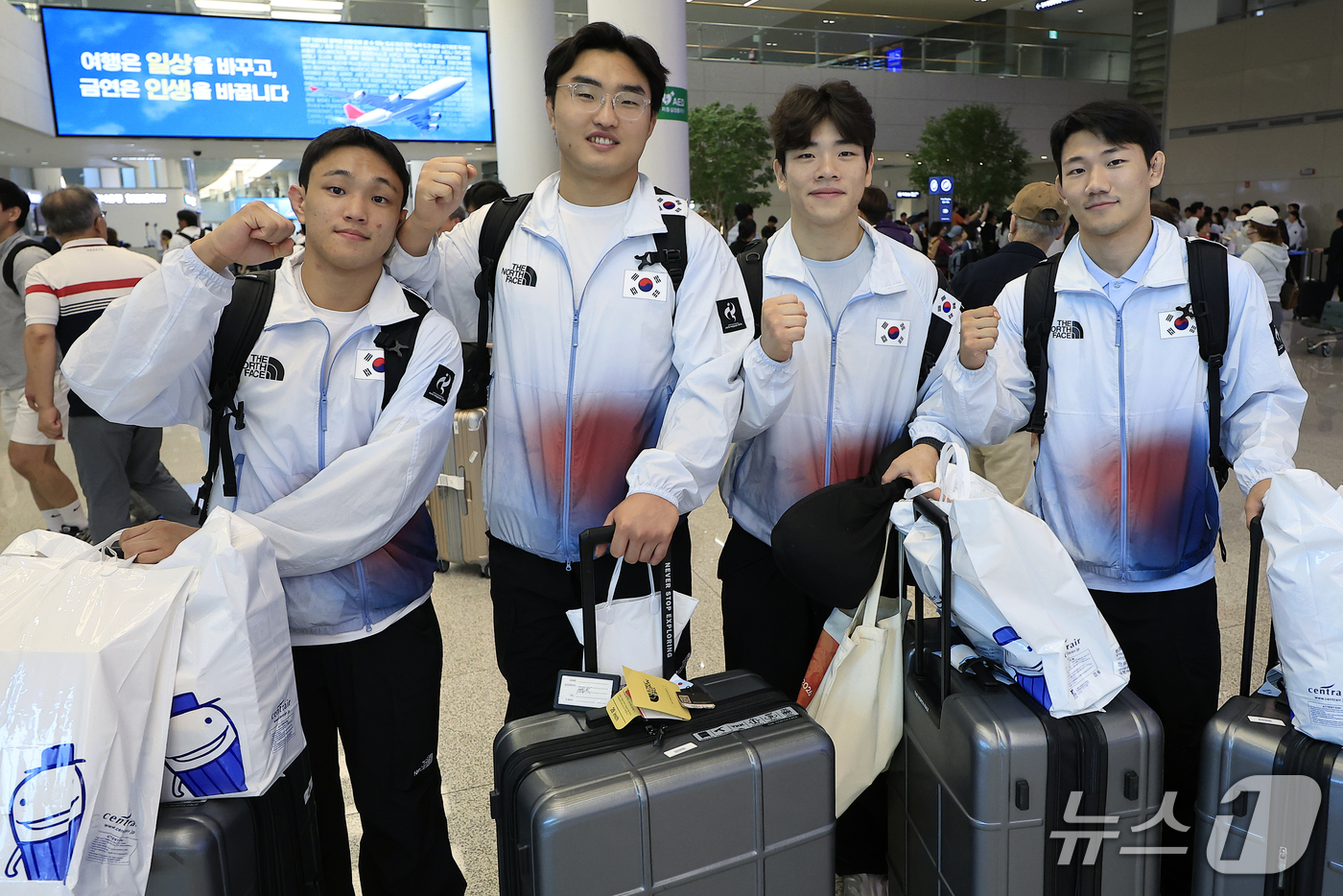 (인천공항=뉴스1) 박정호 기자 = 2026 아이치-나고야 아시안게임에서 은메달 2개, 동메달 4개를 차지한 주짓수 대표팀 최현명(왼쪽부터), 박성후, 김민규, 양병준이 4일 오후 …