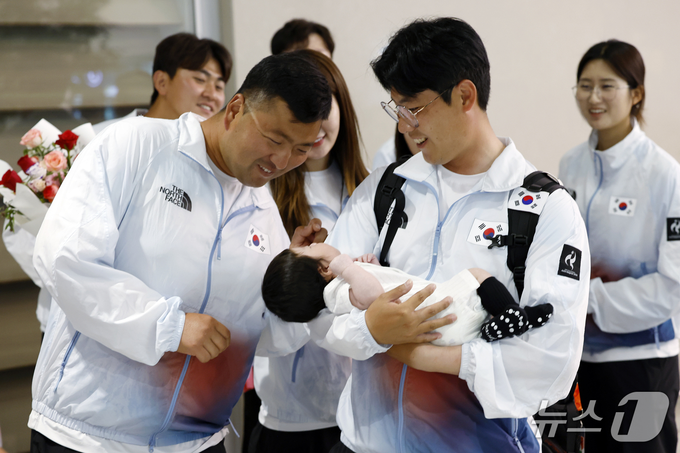 (인천공항=뉴스1) 박정호 기자 = 2026 아이치-나고야 아시안게임 양궁 리커브 남자 개인 금메달을 차지한 이우석(오른쪽)이 4일 오후 인천국제공항을 통해 귀국해, 부인이 안겨준 …