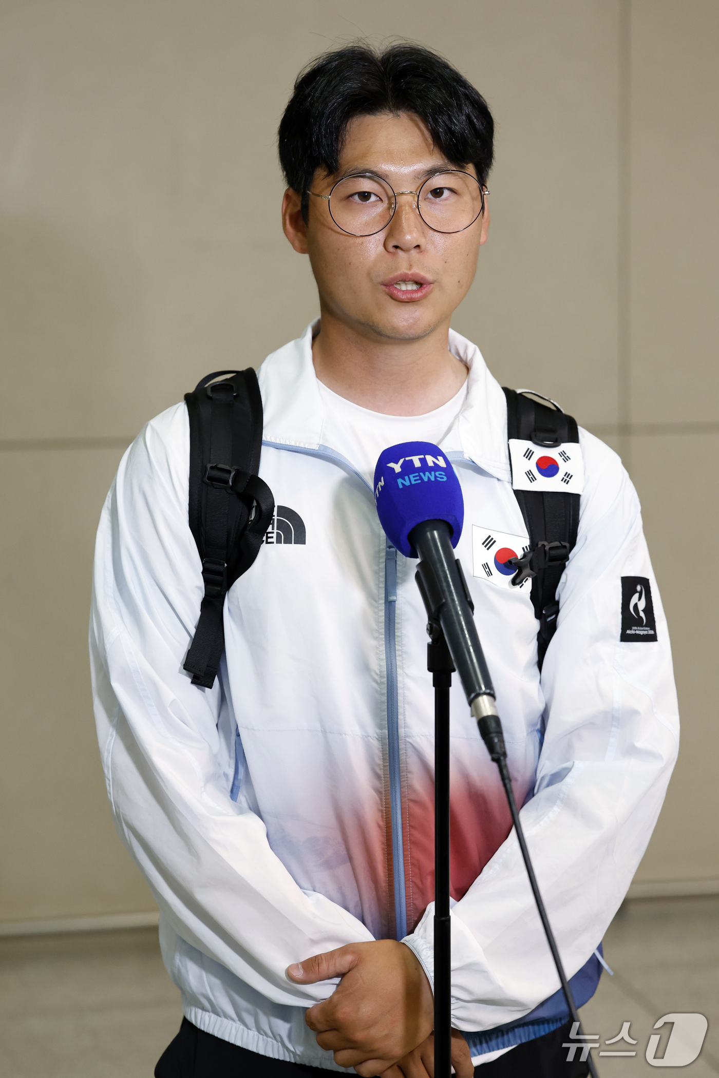 (인천공항=뉴스1) 박정호 기자 = 2026 아이치-나고야 아시안게임 양궁 리커브 남자 개인 금메달을 차지한 이우석이 4일 오후 인천국제공항을 통해 귀국해, 취재진과 인터뷰를 하고 …