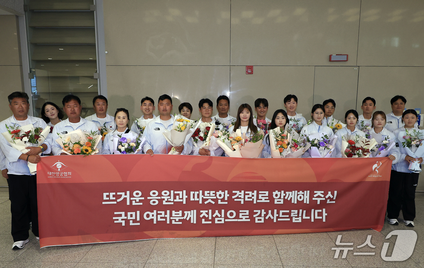 (인천공항=뉴스1) 박정호 기자 = 2026 아이치-나고야 아시안게임에서 금 2개, 은 2개, 동 1개를 차지한 양궁대표팀이 4일 오후 인천국제공항을 통해 귀국해, 기념 촬영을 하 …